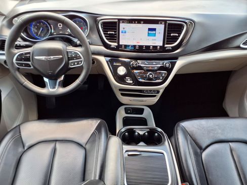 Used 2024 Chrysler Pacifica Touring-L FWD image 5