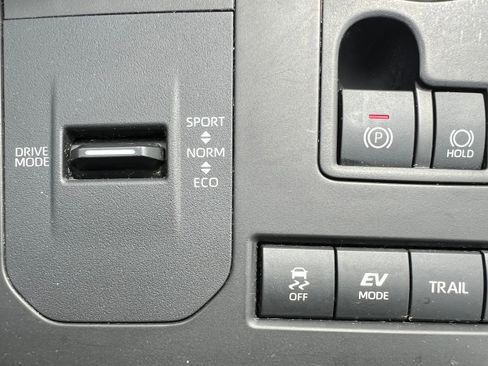 Used 2021 Toyota Highlander LE image 20