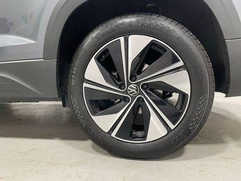 Used 2025 Volkswagen Taos SE image 11