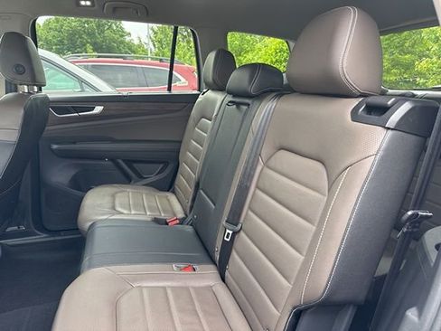 Used 2025 Volkswagen Atlas SEL AWD/4WD image 4