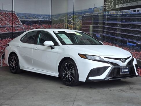 Certified 2021 Toyota Camry SE image 1