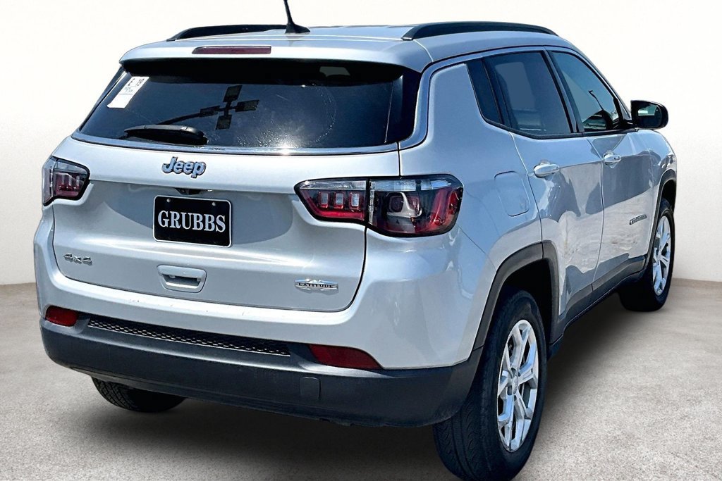 Used 2024 Jeep Compass Latitude AWD/4WD image 2