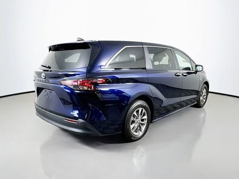 Used 2025 Toyota Sienna XLE AWD/4WD image 6
