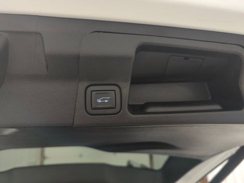 Used 2023 GMC Acadia SLE w/ Driver Convenience Package image 10