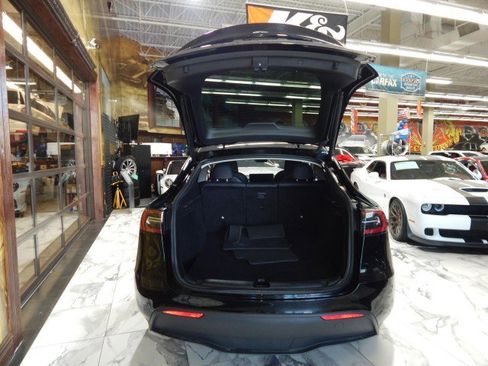 Used 2023 Tesla Model Y AWD image 7