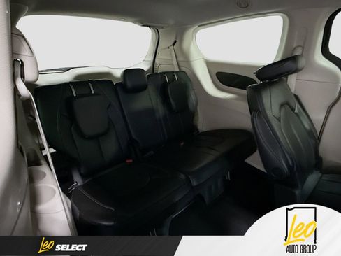 Used 2023 Chrysler Pacifica Touring-L FWD image 29