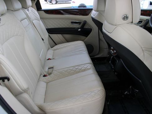 Used 2020 Bentley Bentayga Plug-In Hybrid AWD/4WD image 23