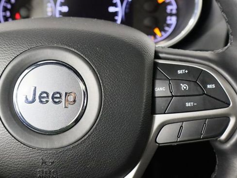 Used 2022 Jeep Grand Cherokee Limited image 10