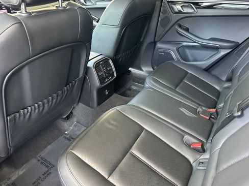 Certified 2022 Porsche Macan AWD/4WD image 13