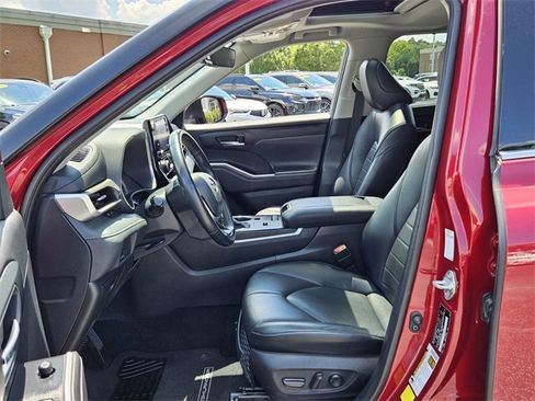 Used 2022 Toyota Highlander XLE image 6