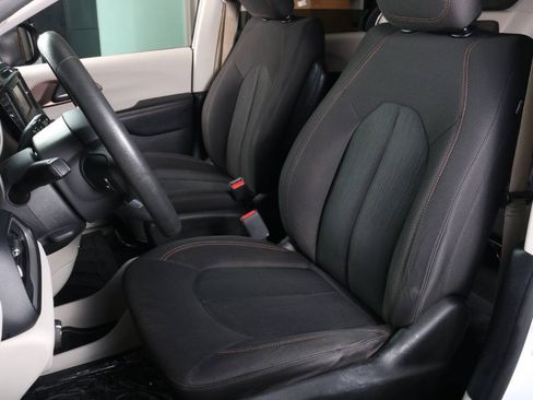 Used 2017 Chrysler Pacifica LX FWD image 3