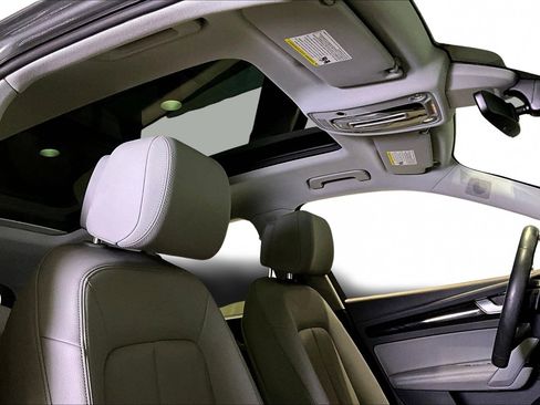 Used 2019 Audi Q5 Prestige w/ Prestige Package image 25