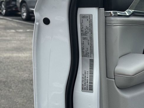 Used 2022 Jeep Grand Cherokee Overland w/ Advanced Protech Group III image 32