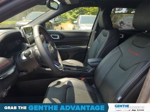 Used 2024 Jeep Compass Trailhawk w/ Trailhawk Elite Group image 9