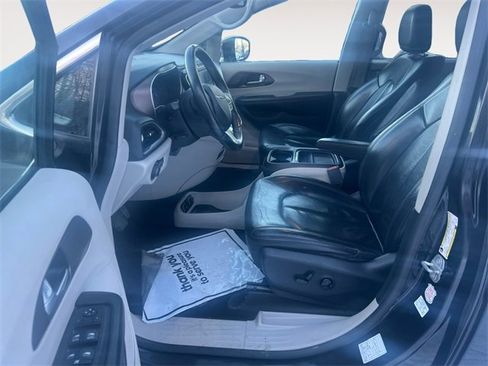 Used 2018 Chrysler Pacifica Touring-L image 9