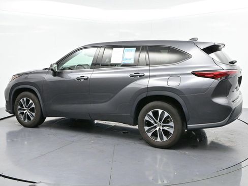 Used 2022 Toyota Highlander XLE FWD image 5
