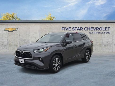 Used 2021 Toyota Highlander XLE image 3