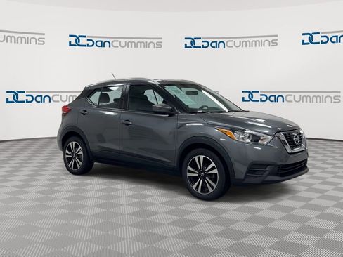 Used 2019 Nissan Kicks SV FWD image 2