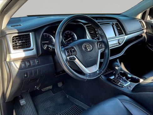 Used 2019 Toyota Highlander XLE AWD/4WD image 17