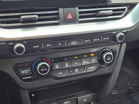 Used 2022 Kia Niro EX w/ Cold Weather Package image 28