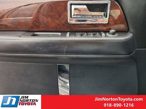 Used 2017 Lincoln Navigator Select image 23