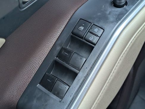 Used 2022 Toyota Highlander XLE FWD image 12