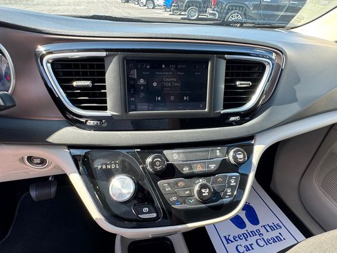 Used 2023 Chrysler Voyager LX image 25