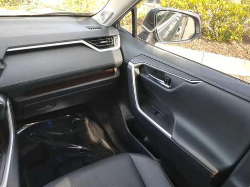 Used 2022 Toyota RAV4 Limited image 17