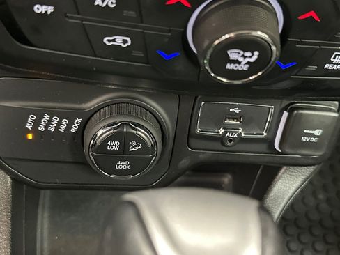 Used 2023 Jeep Renegade Trailhawk image 39