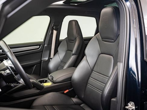 Used 2023 Porsche Cayenne Platinum Edition image 5