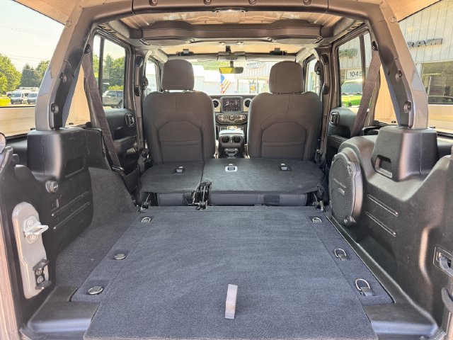 Used 2022 Jeep Wrangler Unlimited Sahara w/ LED Lighting Group AWD/4WD image 7