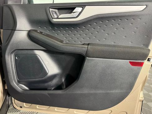 Used 2020 Ford Escape SE image 40