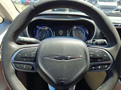 Used 2023 Chrysler Pacifica Touring-L FWD image 19