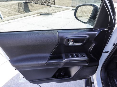 Used 2020 Toyota Tacoma TRD Sport image 33