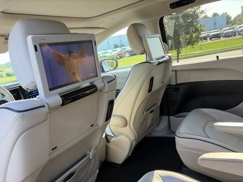 Used 2018 Chrysler Pacifica Limited w/ Advanced Safetytec Group FWD image 46