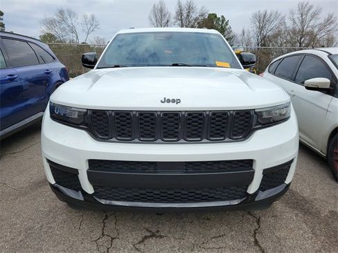 Used 2023 Jeep Grand Cherokee L Laredo image 2