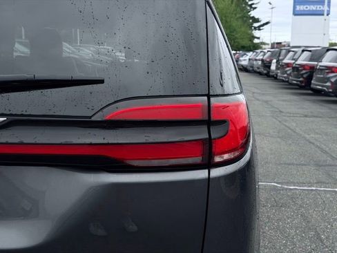 Used 2023 Chrysler Pacifica Touring-L FWD image 8