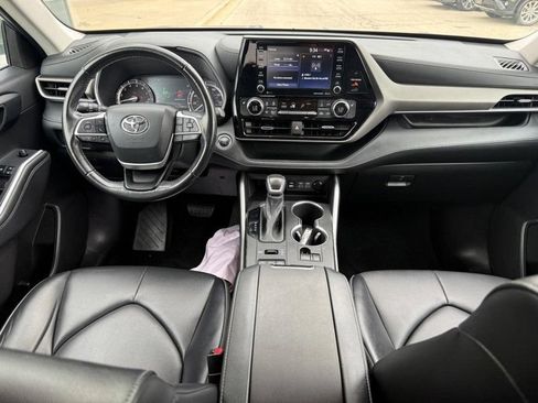 Used 2022 Toyota Highlander XLE AWD/4WD image 14