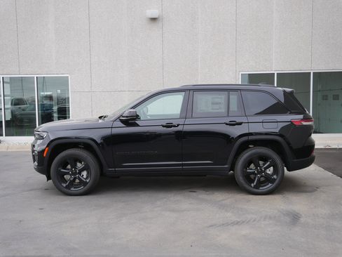 New 2025 Jeep Grand Cherokee Limited w/ Black Appearance Package image 3