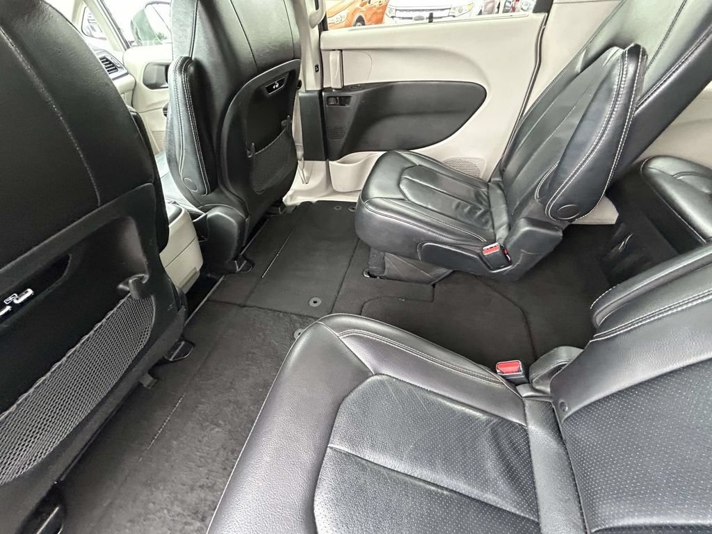 Used 2022 Chrysler Pacifica Touring-L FWD image 11