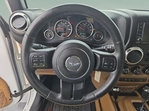 Used 2017 Jeep Wrangler Unlimited Sahara w/ Connectivity Group image 9