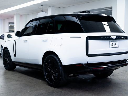 Used 2025 Land Rover Range Rover SE AWD/4WD image 4
