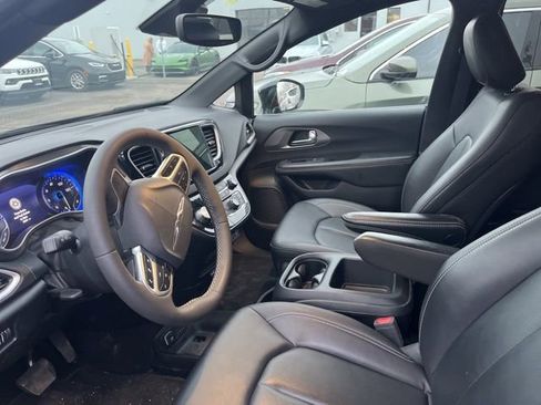 Used 2025 Chrysler Pacifica Select FWD image 12