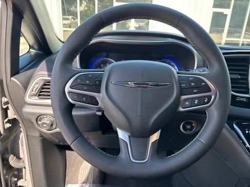 Used 2025 Chrysler Pacifica Select FWD image 15