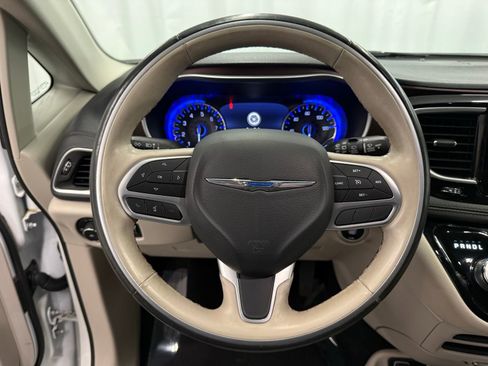 Used 2020 Chrysler Pacifica Limited FWD image 12