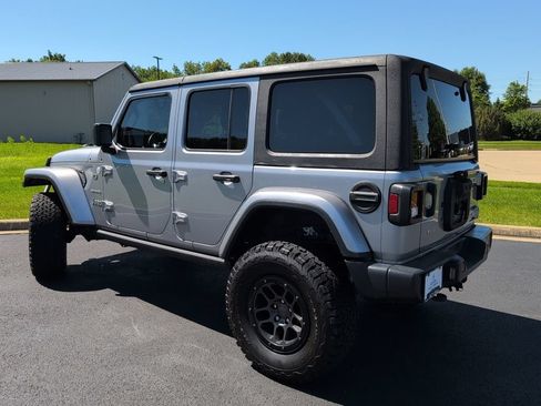 Used 2019 Jeep Wrangler Unlimited Sahara AWD/4WD image 3