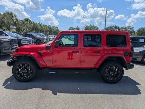 Used 2025 Jeep Wrangler Unlimited Sahara AWD/4WD image 9