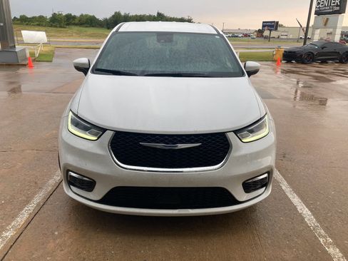 Used 2023 Chrysler Pacifica Touring FWD image 10