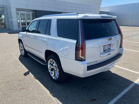Used 2017 Cadillac Escalade Luxury AWD/4WD image 4