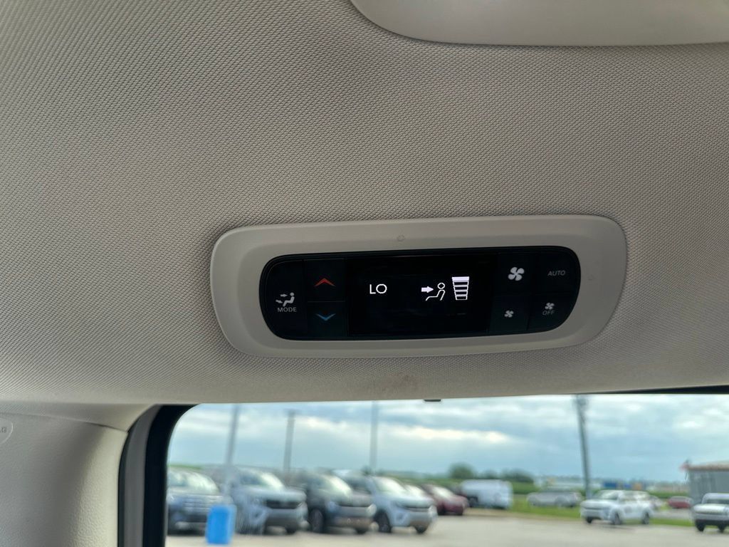 Used 2024 Chrysler Pacifica Touring-L FWD image 25